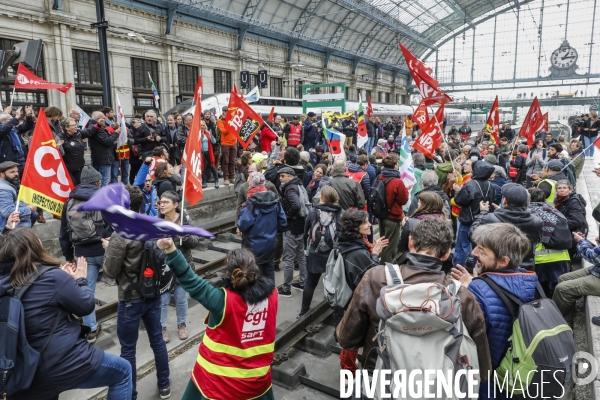 RETRAITE, Blocage par l intersyndicale des voies de trains à la gare de Bordeaux