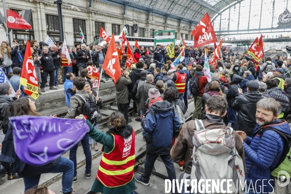 RETRAITE, Blocage par l intersyndicale des voies de trains à la gare de Bordeaux