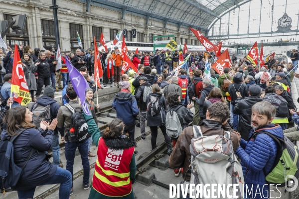 RETRAITE, Blocage par l intersyndicale des voies de trains à la gare de Bordeaux