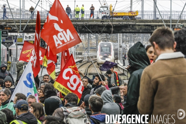 RETRAITE, Blocage par l intersyndicale des voies de trains à la gare de Bordeaux