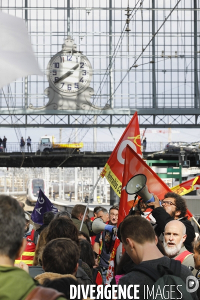 RETRAITE, Blocage par l intersyndicale des voies de trains à la gare de Bordeaux