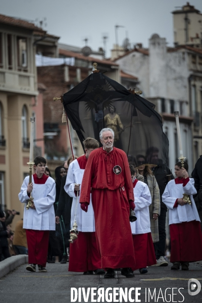 Procession poutr la pluie à Perpignan