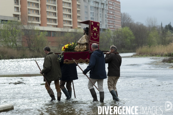 Procession poutr la pluie à Perpignan