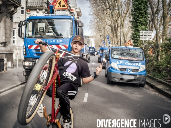 Manifestation en camions des employés d Enedis contre la réforme des retraites à Tours