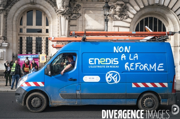 Manifestation en camions des employés d Enedis contre la réforme des retraites à Tours