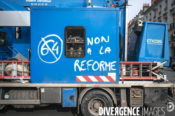Manifestation en camions des employés d Enedis contre la réforme des retraites à Tours