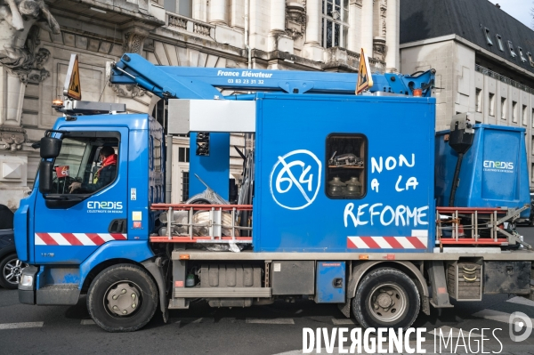 Manifestation en camions des employés d Enedis contre la réforme des retraites à Tours