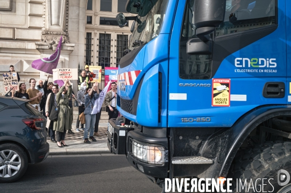 Manifestation en camions des employés d Enedis contre la réforme des retraites à Tours