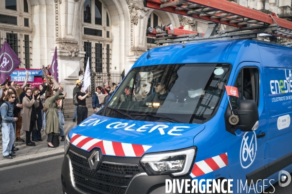 Manifestation en camions des employés d Enedis contre la réforme des retraites à Tours
