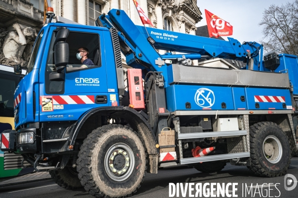 Manifestation en camions des employés d Enedis contre la réforme des retraites à Tours