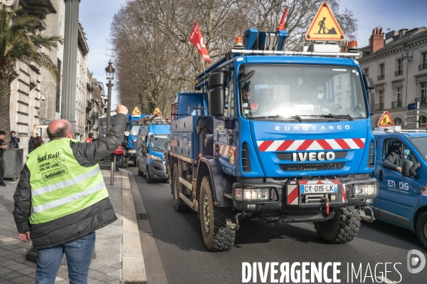 Manifestation en camions des employés d Enedis contre la réforme des retraites à Tours