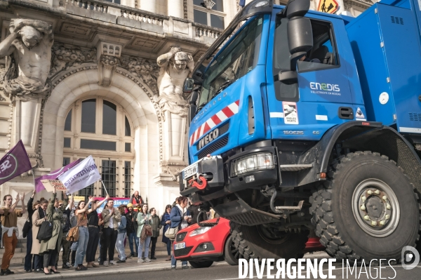 Manifestation en camions des employés d Enedis contre la réforme des retraites à Tours