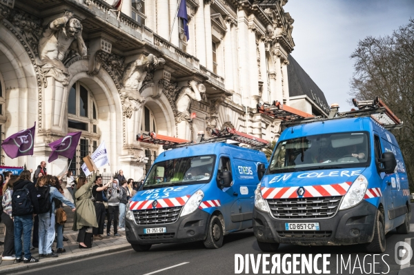 Manifestation en camions des employés d Enedis contre la réforme des retraites à Tours