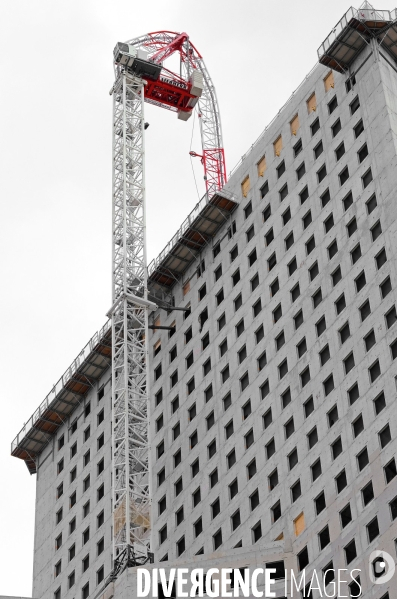 La fléche pliée de la grue de chantier de la tour Hopen à la Défense