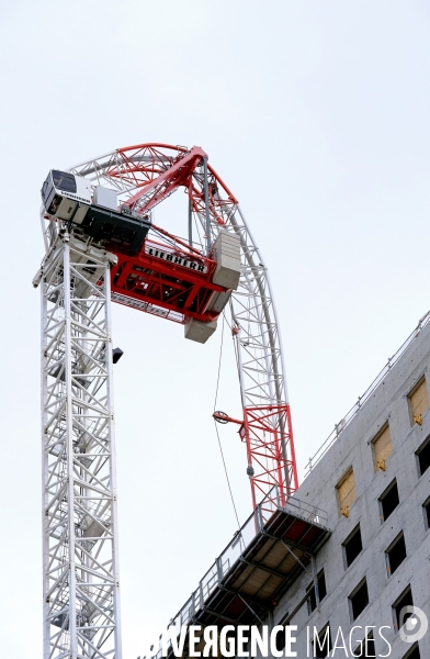 La fléche pliée de la grue de chantier de la tour Hopen à la Défense