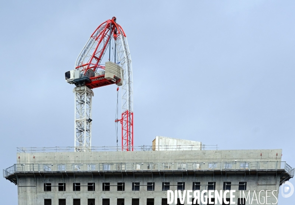 La fléche pliée de la grue de chantier de la tour Hopen à la Défense