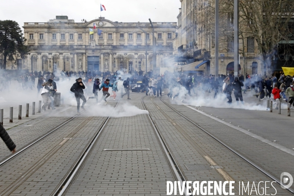 Manifestation intersyndicale contre la réforme des retraites devant la préfecture de la Gironde