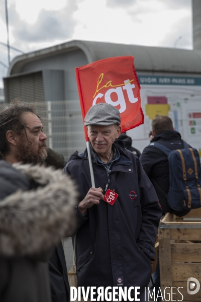 Piquet de greve à  Ivry sur Seine.