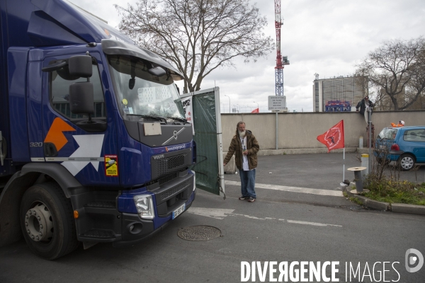 Piquet de greve à  Ivry sur Seine.