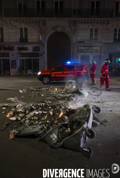 REFORME DES RETRAITES, poubelles brulées dans Paris après le vote des motions de censure, le 21/03/2023