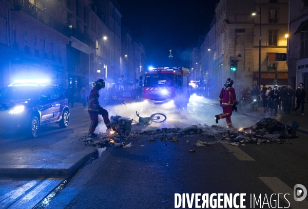 REFORME DES RETRAITES, poubelles brulées dans Paris après le vote des motions de censure, le 21/03/2023