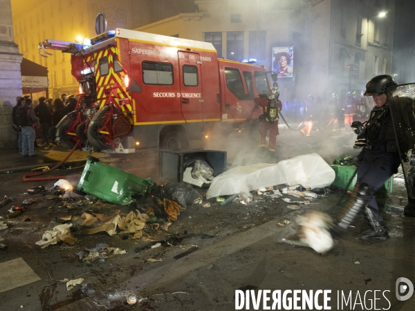 REFORME DES RETRAITES, poubelles brulées dans Paris après le vote des motions de censure, le 21/03/2023