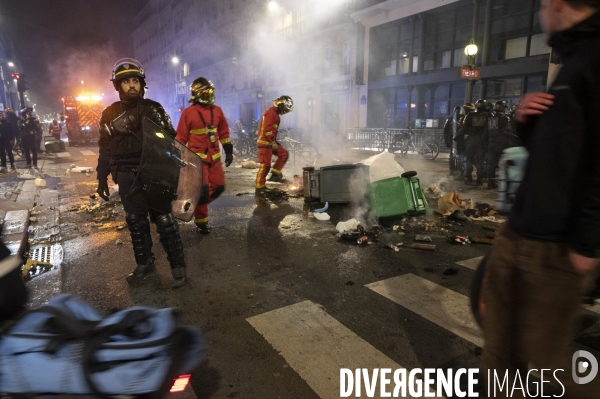 REFORME DES RETRAITES, poubelles brulées dans Paris après le vote des motions de censure, le 21/03/2023