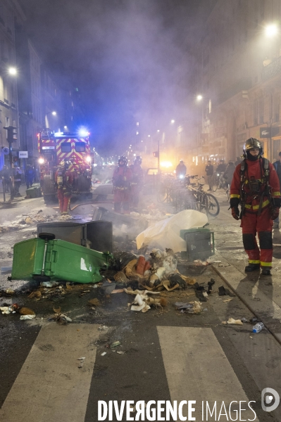 REFORME DES RETRAITES, poubelles brulées dans Paris après le vote des motions de censure, le 21/03/2023