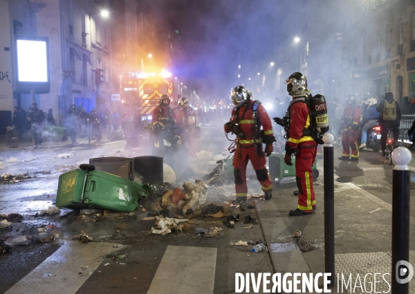 REFORME DES RETRAITES, poubelles brulées dans Paris après le vote des motions de censure, le 21/03/2023