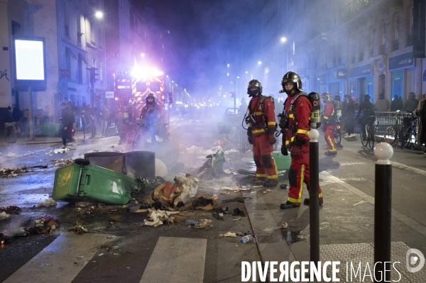 REFORME DES RETRAITES, poubelles brulées dans Paris après le vote des motions de censure, le 21/03/2023