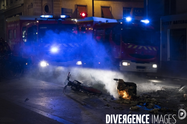 REFORME DES RETRAITES, poubelles brulées dans Paris après le vote des motions de censure, le 21/03/2023