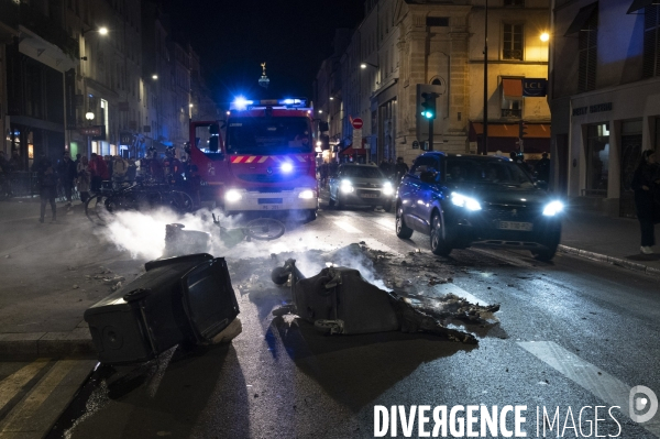 REFORME DES RETRAITES, poubelles brulées dans Paris après le vote des motions de censure, le 21/03/2023