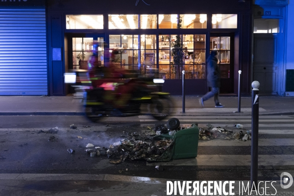 REFORME DES RETRAITES, poubelles brulées dans Paris après le vote des motions de censure, le 21/03/2023