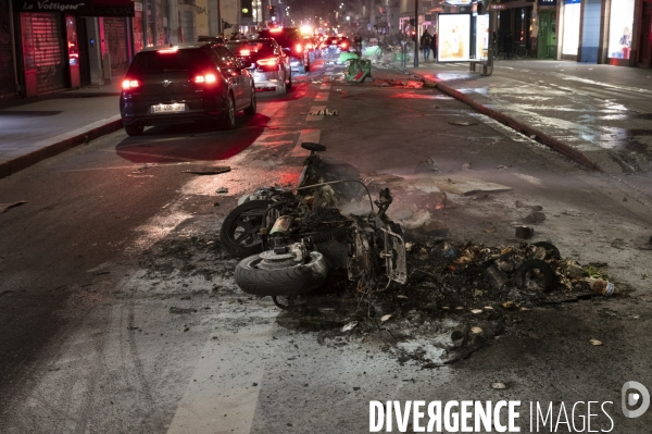 REFORME DES RETRAITES, poubelles brulées dans Paris après le vote des motions de censure, le 21/03/2023