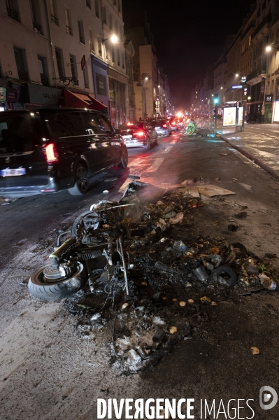 REFORME DES RETRAITES, poubelles brulées dans Paris après le vote des motions de censure, le 21/03/2023