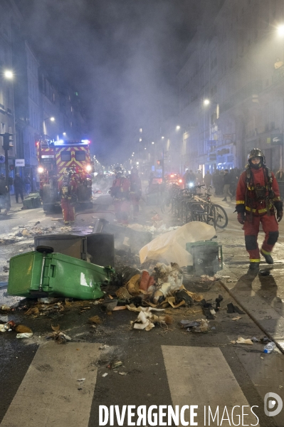 REFORME DES RETRAITES, poubelles brulées dans Paris après le vote des motions de censure, le 21/03/2023