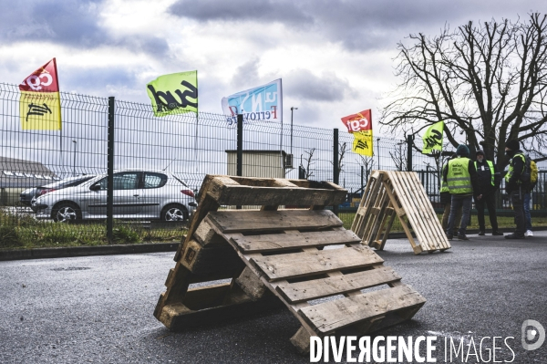 Manifestation de cheminots dans le dépot SNCF de Saint-Pierre-des-Corps