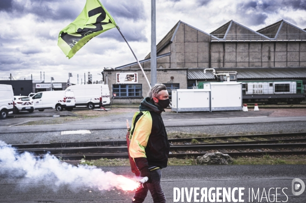 Manifestation de cheminots dans le dépot SNCF de Saint-Pierre-des-Corps