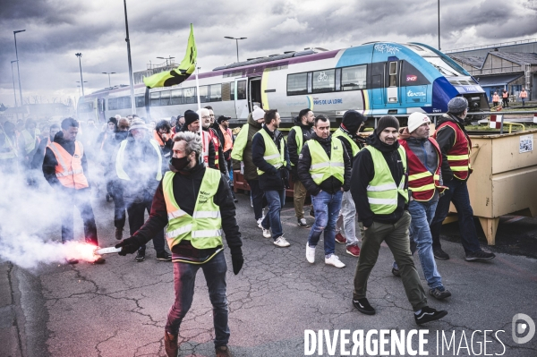 Manifestation de cheminots dans le dépot SNCF de Saint-Pierre-des-Corps
