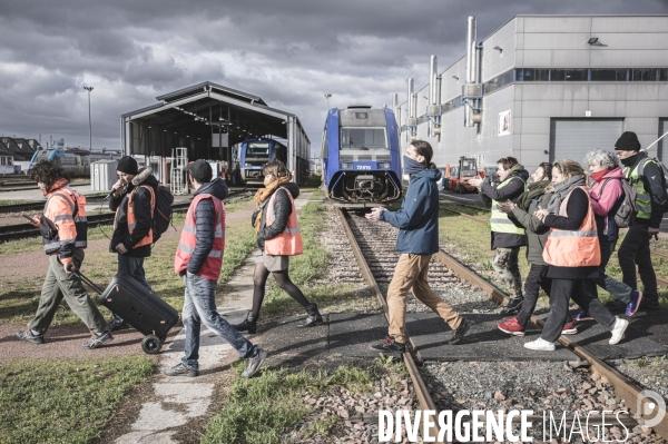 Manifestation de cheminots dans le dépot SNCF de Saint-Pierre-des-Corps