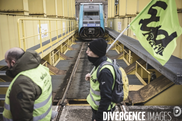 Manifestation de cheminots dans le dépot SNCF de Saint-Pierre-des-Corps