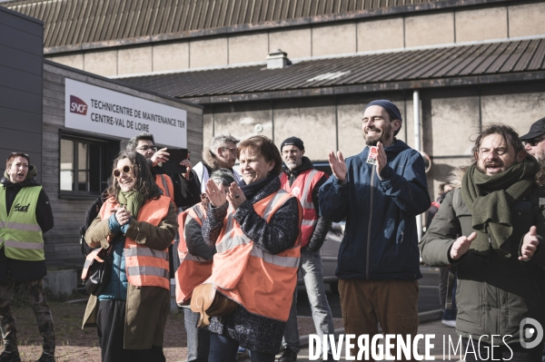 Manifestation de cheminots dans le dépot SNCF de Saint-Pierre-des-Corps