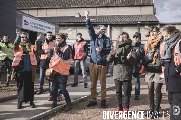 Manifestation de cheminots dans le dépot SNCF de Saint-Pierre-des-Corps