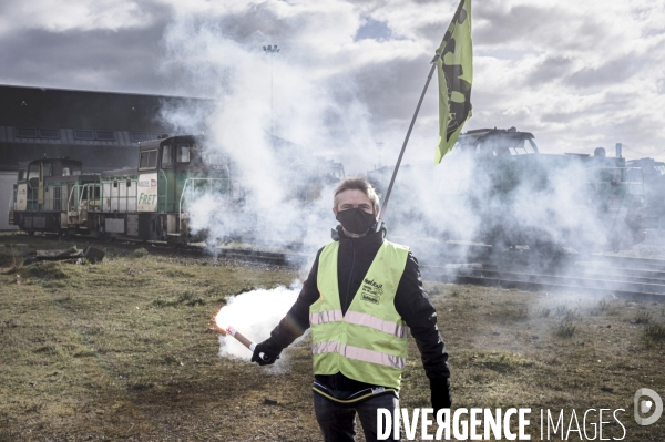 Manifestation de cheminots dans le dépot SNCF de Saint-Pierre-des-Corps