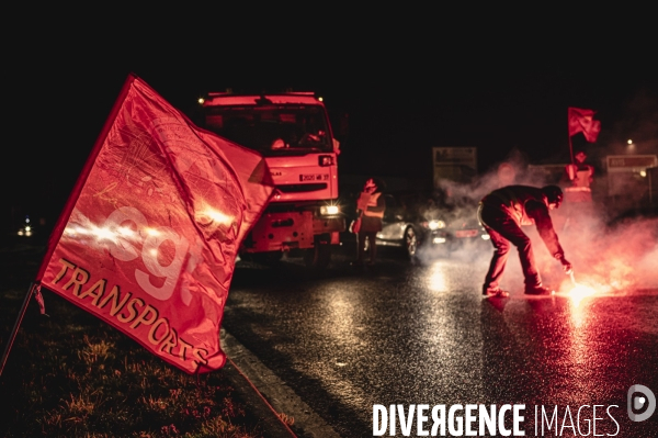 Blocage et tractage contre la réforme des retraites au rond point de l avion à Tours Nord