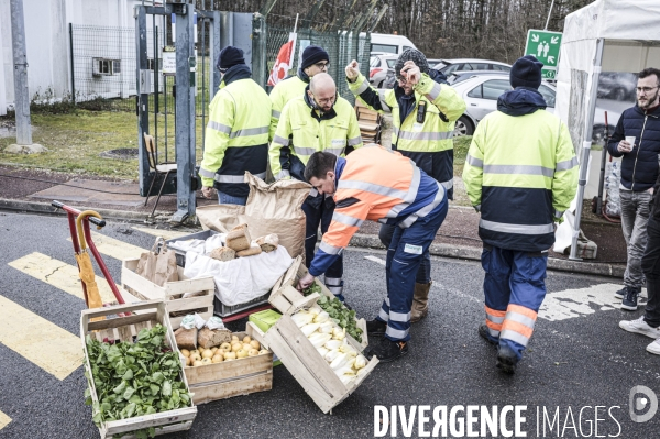 Soutien des cheminots et de la Condéfération Paysanne au grevistes du stockage de gaz de STORENGY contre la réforme des retraites.