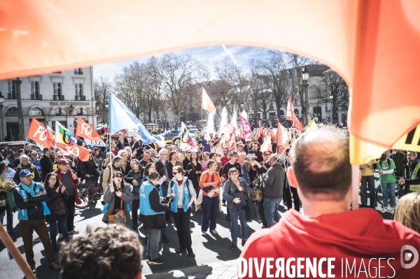 Manifestation spontanée contre l adoption au 49-3 de la réforme des retarites