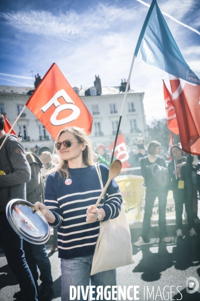 Manifestation spontanée contre l adoption au 49-3 de la réforme des retarites