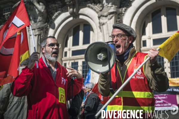 Manifestation spontanée contre l adoption au 49-3 de la réforme des retarites