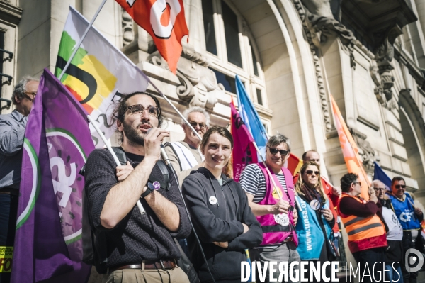 Manifestation spontanée contre l adoption au 49-3 de la réforme des retarites